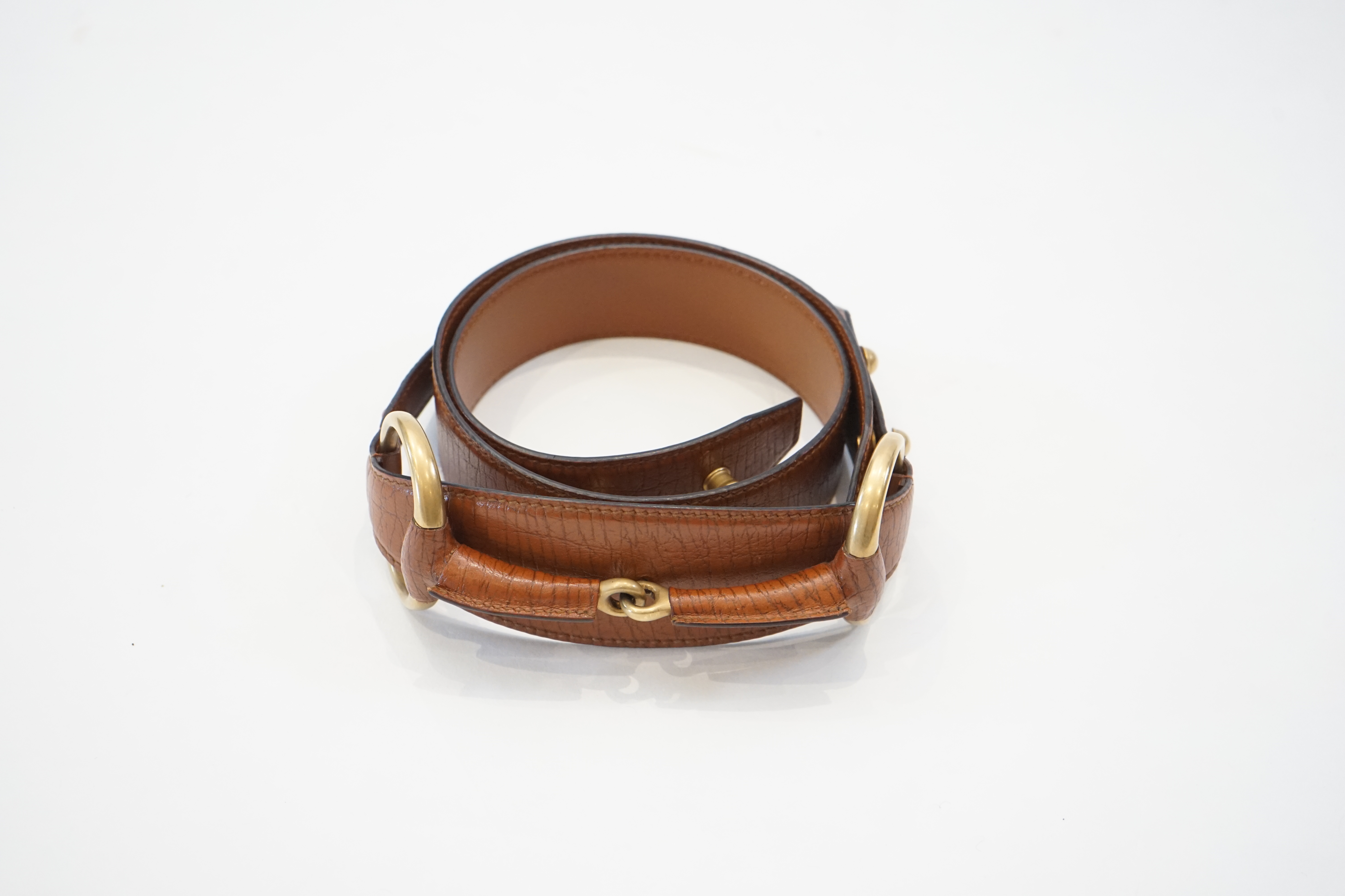 A Gucci horse bit belt in tan leather and gold, Size 90/36